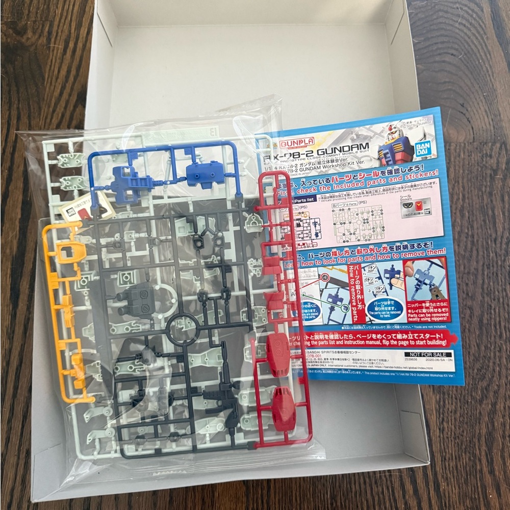 Bandai RX-78-2 Gundam Model Kit - Picture 3 of 3